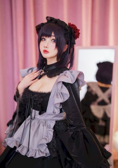 年轻的妈妈观看