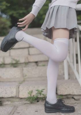 恐龙星的比基尼女孩