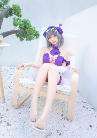 老头把舌头伸进她腿间视频